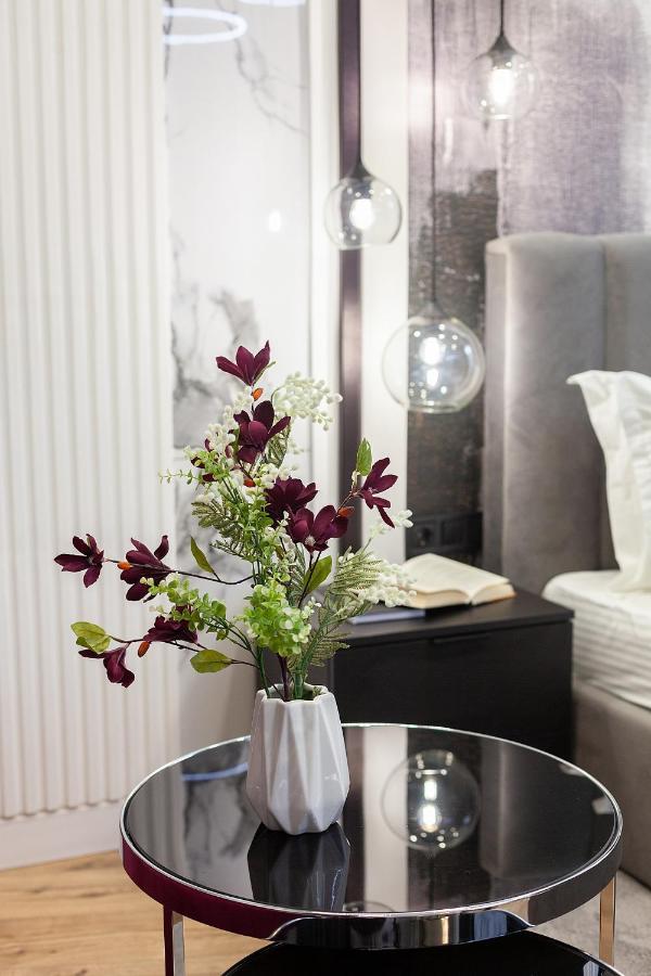Lovely Apartment On Drahomanova Street Lviv Exterior foto