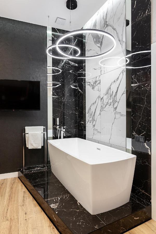 Lovely Apartment On Drahomanova Street Lviv Exterior foto